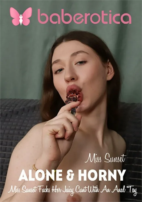 La sensual y en forma Miss Sunset juega con su coño depilado