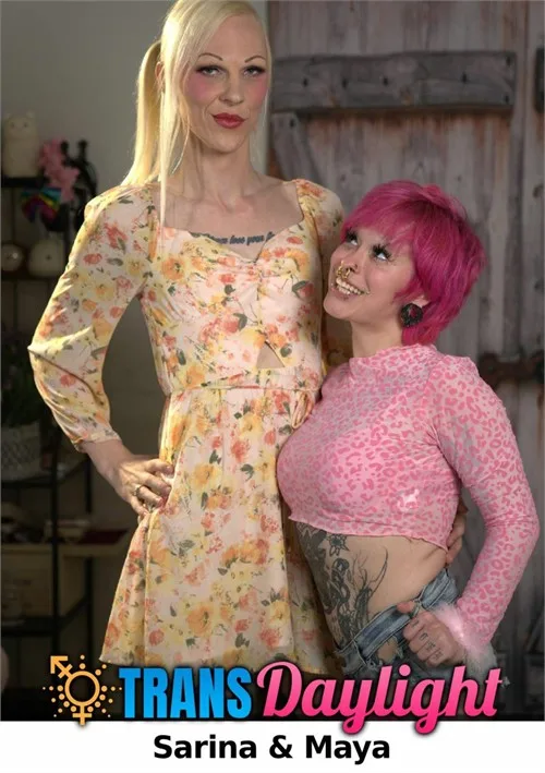 La cita romántica de Sarina: una trans rubia coquetea con su novia pelirroja