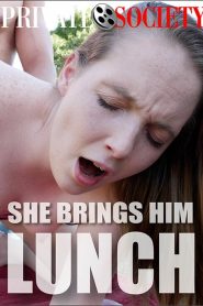 Ella le trae almuerzo