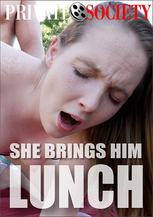 Ella le trae almuerzo